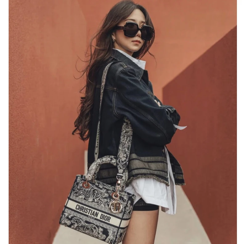Louis vuitton locations Dust bag Dior Medium Lady D-Lite Bag Blue Toile de Jouy Reverse Embroidery