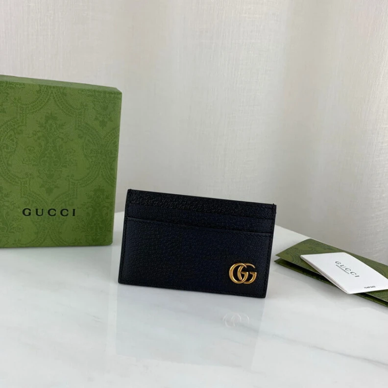 Black met Gucci GG Marmont Metal-Free Tanned Leather Card Case