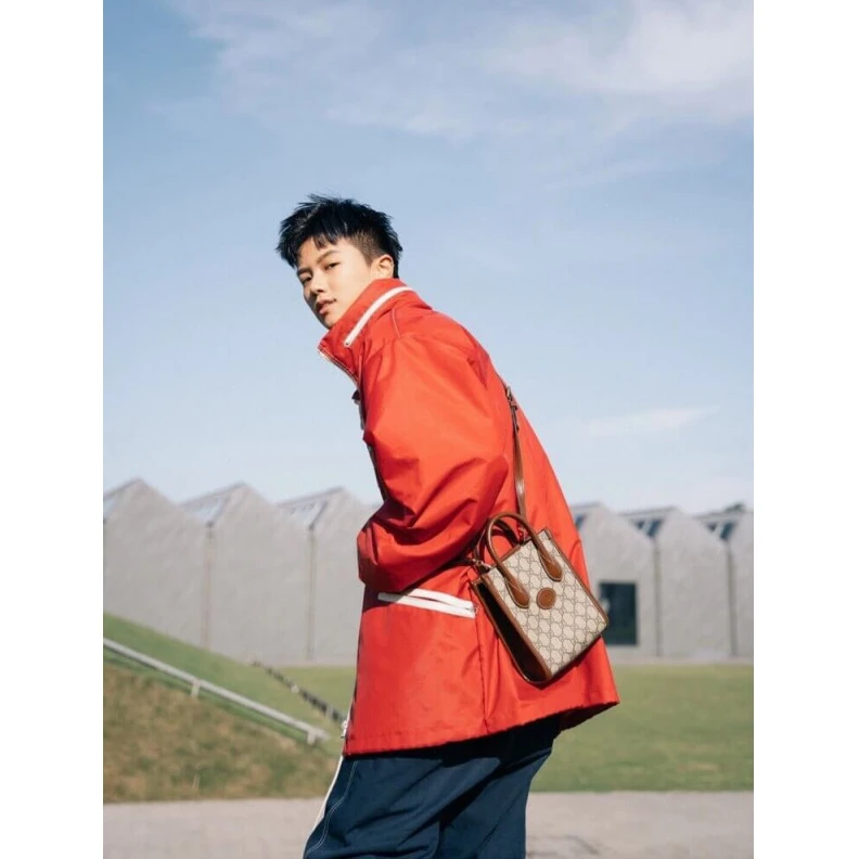 Louis vuitton locations Detachabl Gucci Mini Tote Bag with Interlocking G in GG Supreme