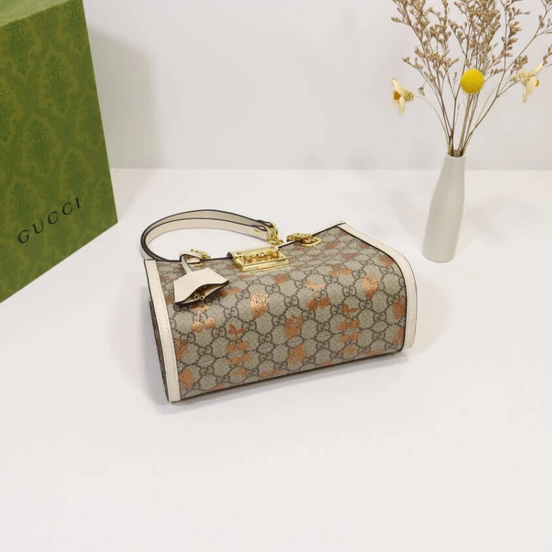 Top lv Lock clos Gucci Padlock Small Berry Tote Bag