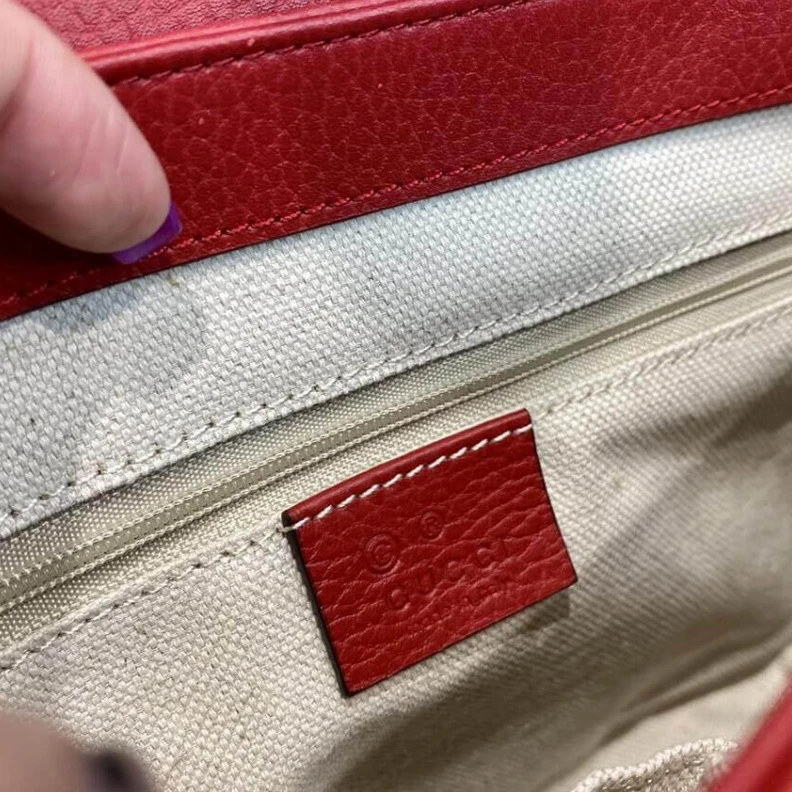 Louis vuitton locations 6.25cm (a Gucci Red Leather Interlocking GG Clasp Convertible Bag