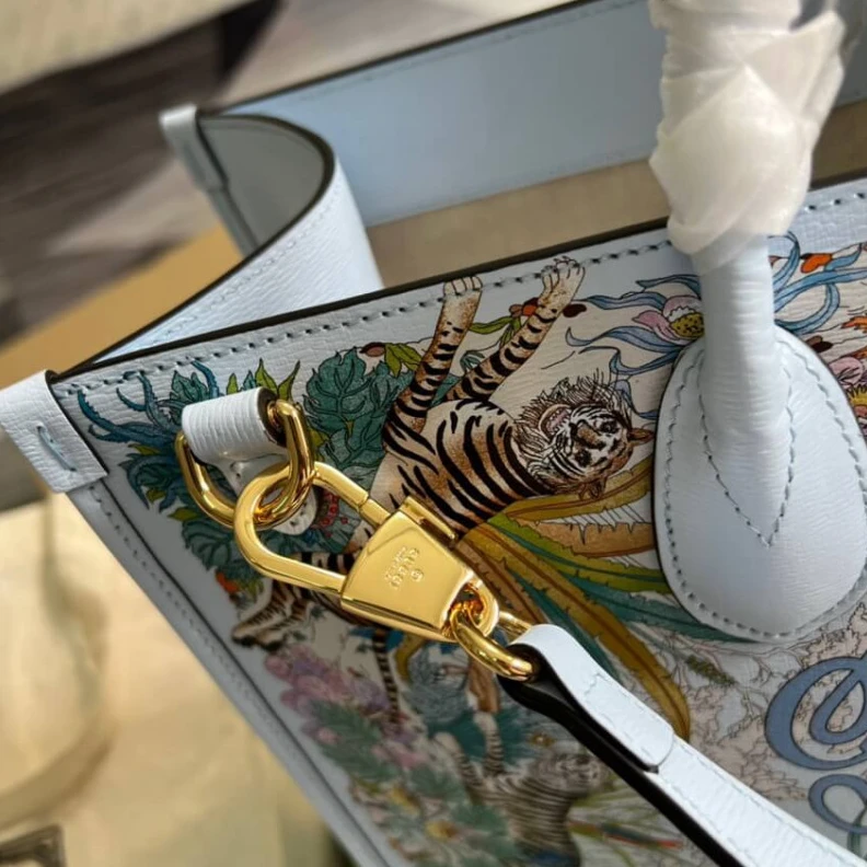 Top lv 38 x 32 x Gucci Tiger Medium Tote Bag