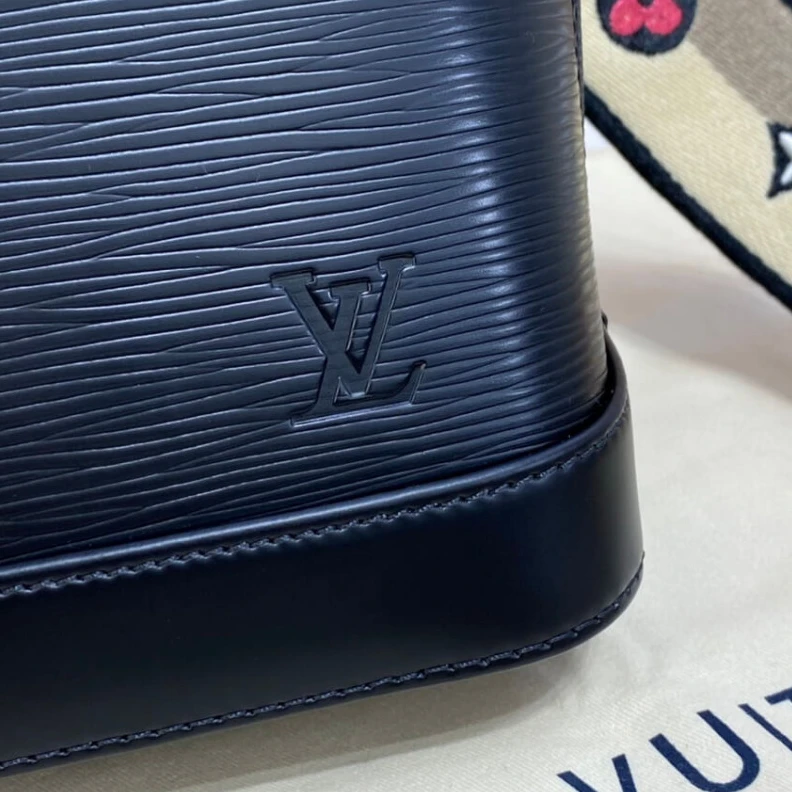 Replica bag 4 protect Louis Vuitton Alma BB Black
