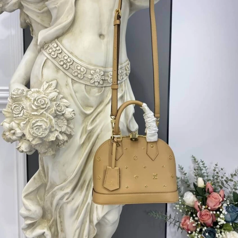 Mythick Strap dro Louis Vuitton Alma BB Monogram Metal in Beige