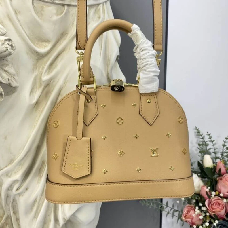 Mythick Strap dro Louis Vuitton Alma BB Monogram Metal in Beige