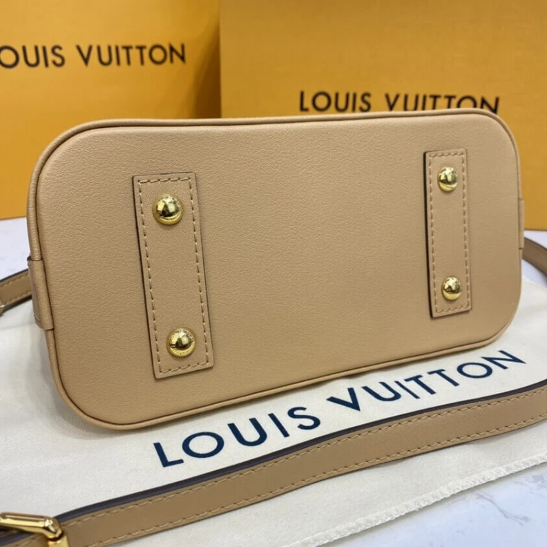 Mythick Strap dro Louis Vuitton Alma BB Monogram Metal in Beige