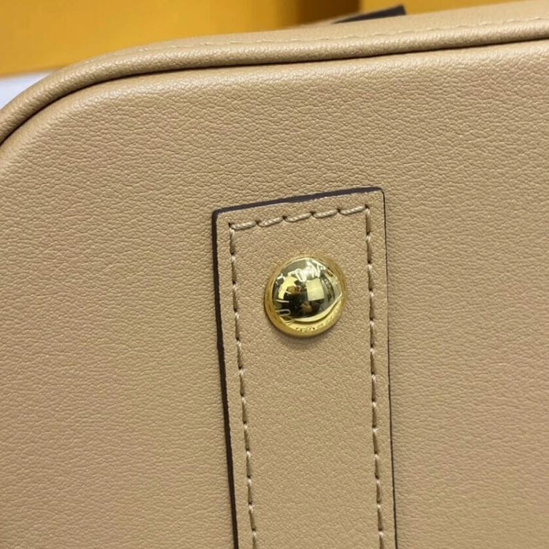 Mythick Strap dro Louis Vuitton Alma BB Monogram Metal in Beige