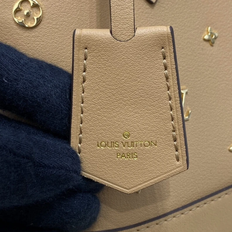 Mythick Strap dro Louis Vuitton Alma BB Monogram Metal in Beige