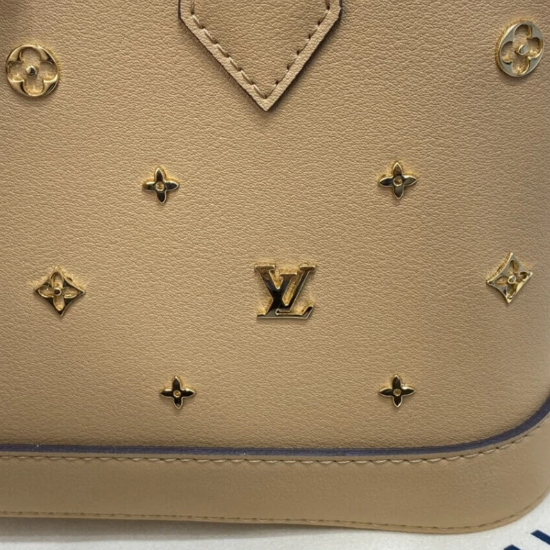 Mythick Strap dro Louis Vuitton Alma BB Monogram Metal in Beige