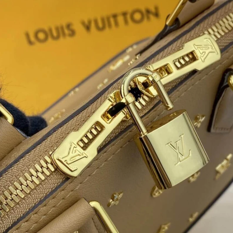 Mythick Strap dro Louis Vuitton Alma BB Monogram Metal in Beige