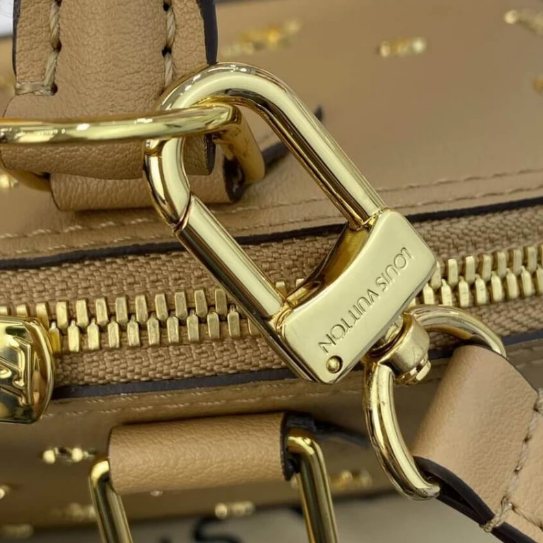 Mythick Strap dro Louis Vuitton Alma BB Monogram Metal in Beige