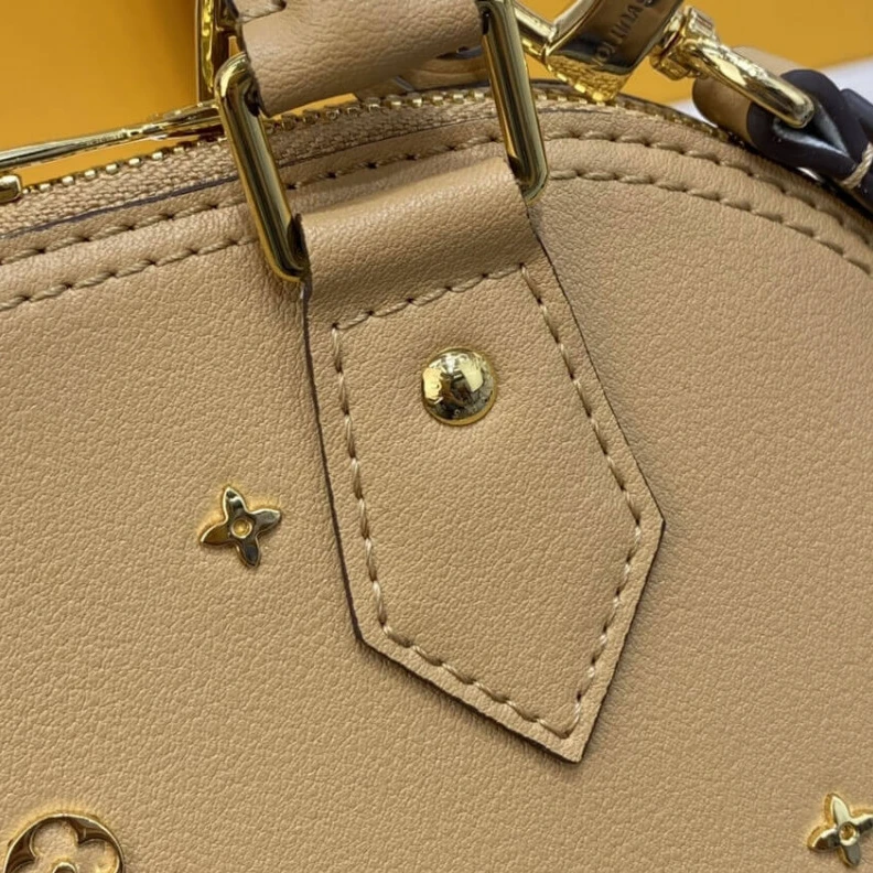 Mythick Strap dro Louis Vuitton Alma BB Monogram Metal in Beige