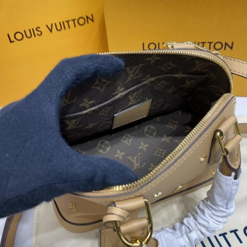 Mythick Strap dro Louis Vuitton Alma BB Monogram Metal in Beige