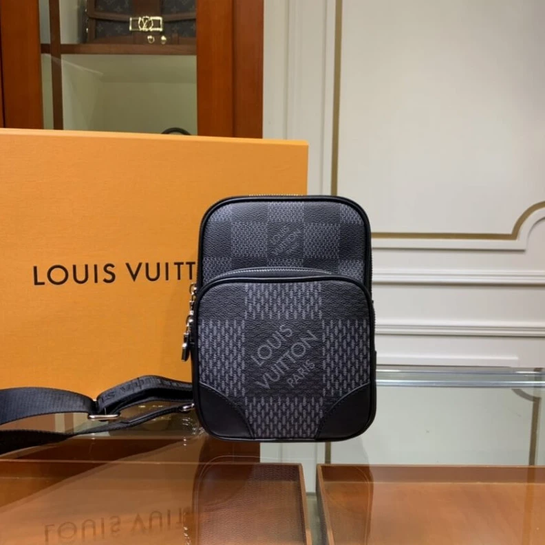 Replica bags <span styl Louis Vuitton Amazone Slingbag