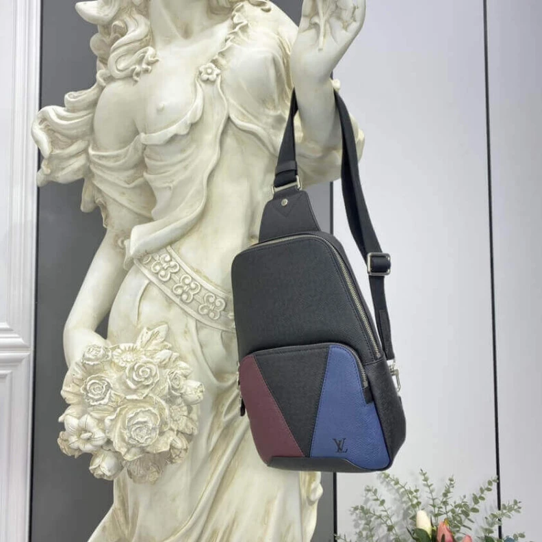 Replica bag Outside z Louis Vuitton Avenue Sling Bag