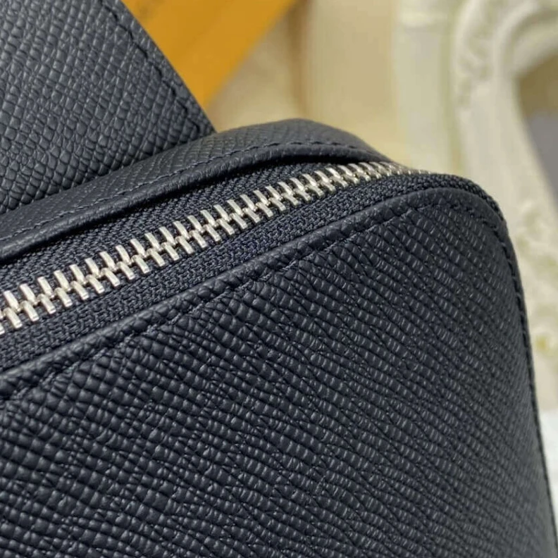 Replica bag Outside z Louis Vuitton Avenue Sling Bag