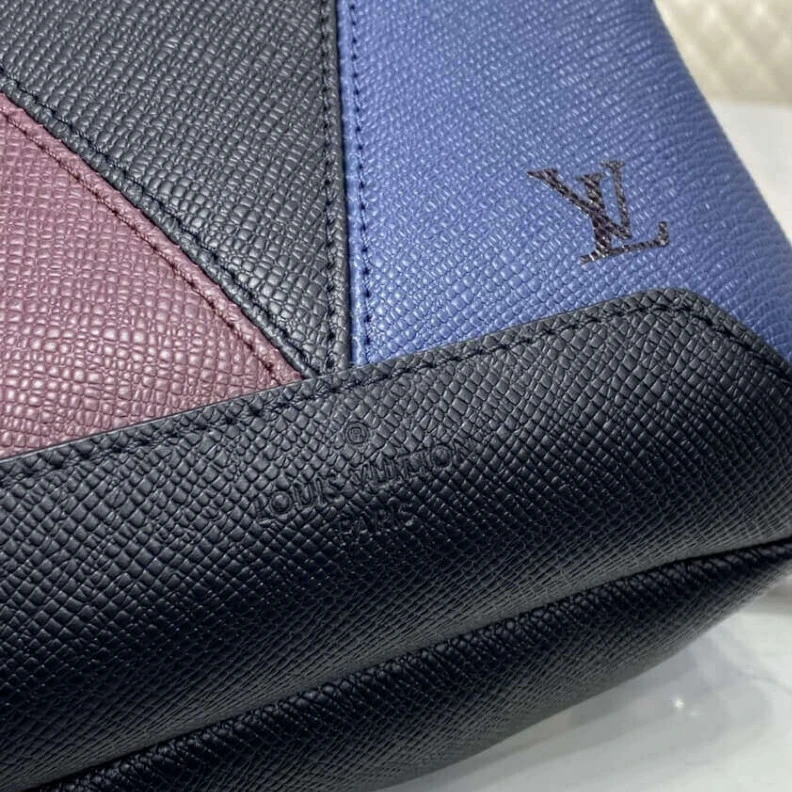 Replica bag Outside z Louis Vuitton Avenue Sling Bag