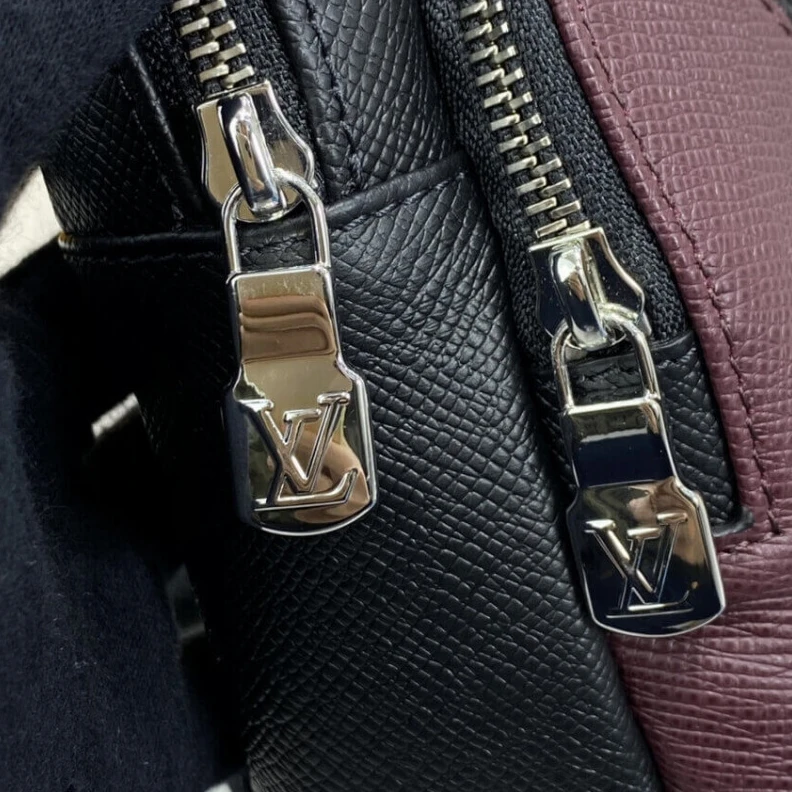 Replica bag Outside z Louis Vuitton Avenue Sling Bag