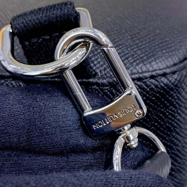 Replica bag Outside z Louis Vuitton Avenue Sling Bag