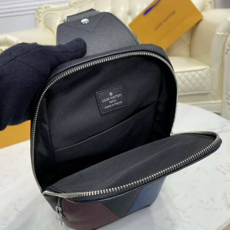 Replica bag Outside z Louis Vuitton Avenue Sling Bag