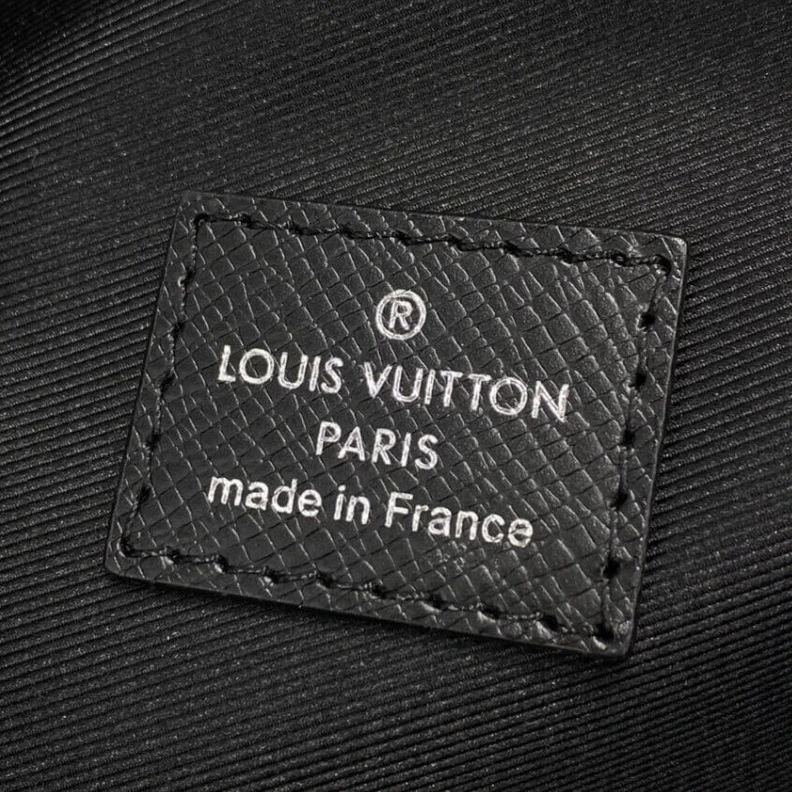 Replica bag Outside z Louis Vuitton Avenue Sling Bag