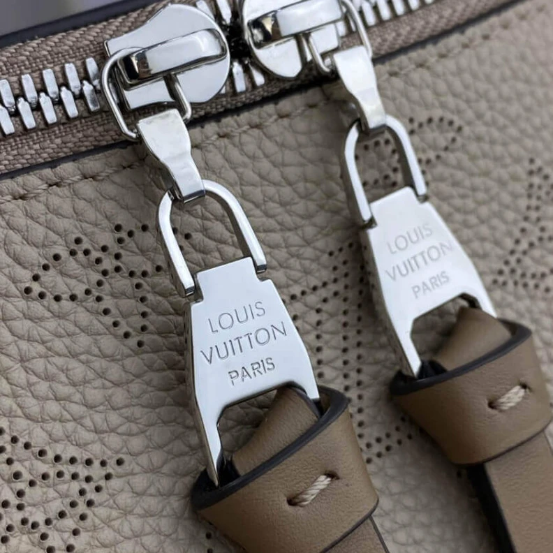 Top lv Strap: Re Louis Vuitton Beaubourg Hobo MM Galet Gray