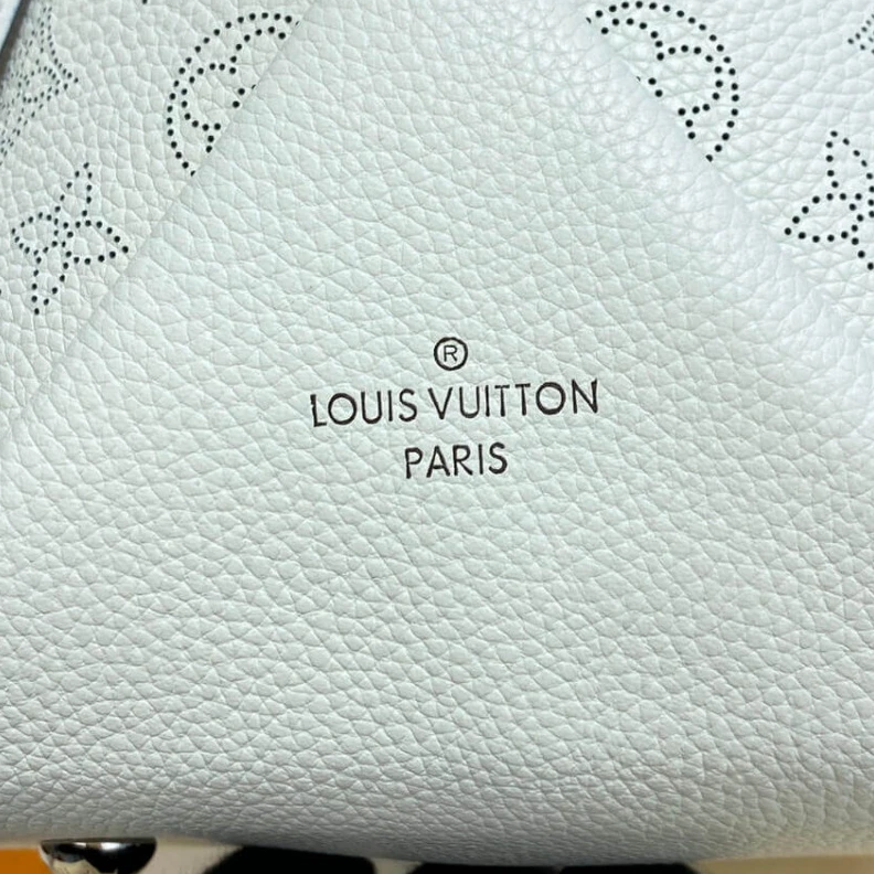 Replica bags Snow Whit Louis Vuitton Beaubourg Hobo MM White