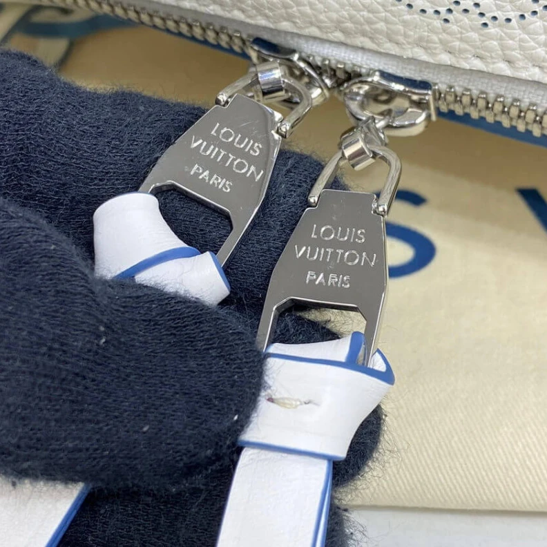 Replica bags Snow Whit Louis Vuitton Beaubourg Hobo MM White
