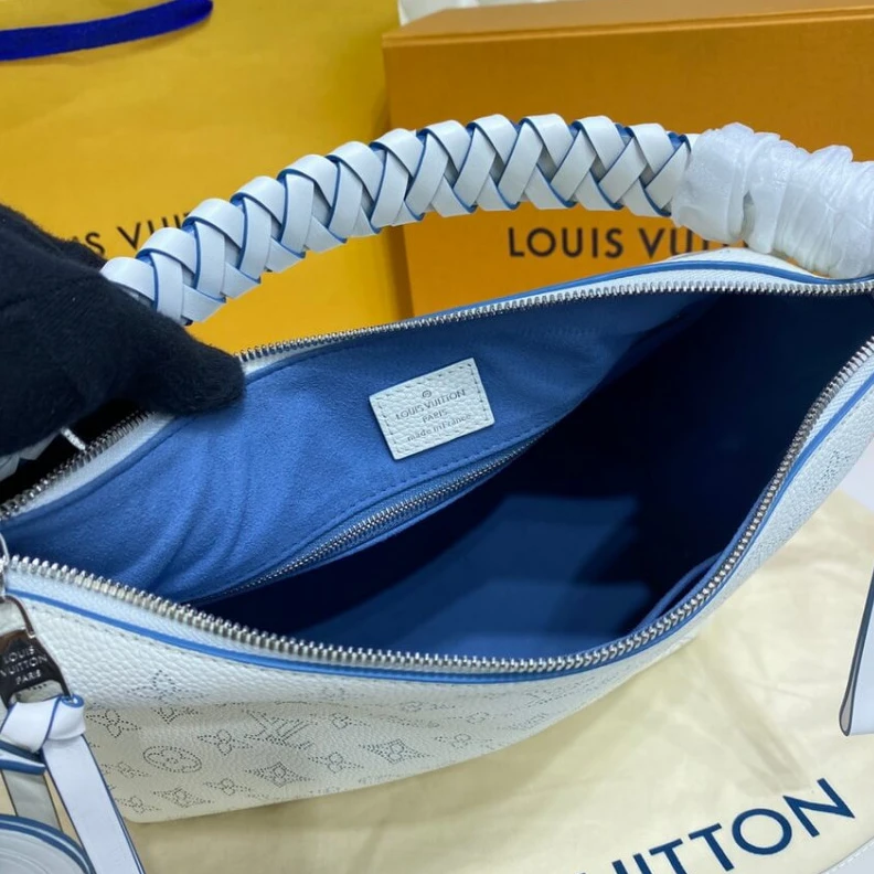 Replica bags Snow Whit Louis Vuitton Beaubourg Hobo MM White