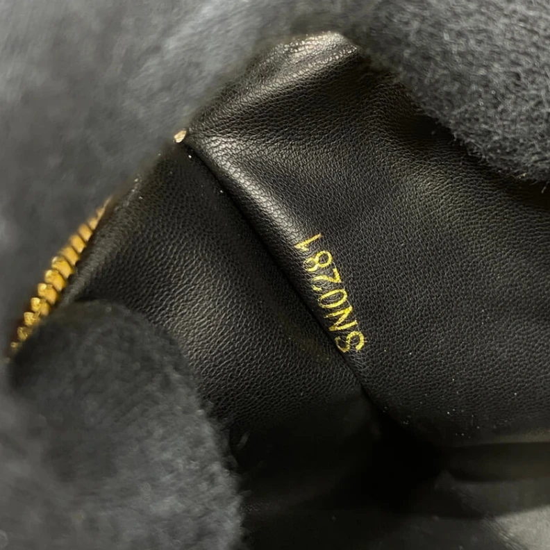 Replica bag Snap hook Louis Vuitton Capucines BB Black Arizona Beige