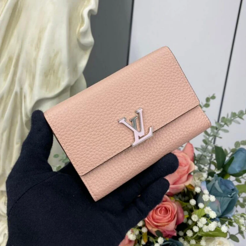 Mythick ru Cowhidele Louis Vuitton Capucines Compact Wallet