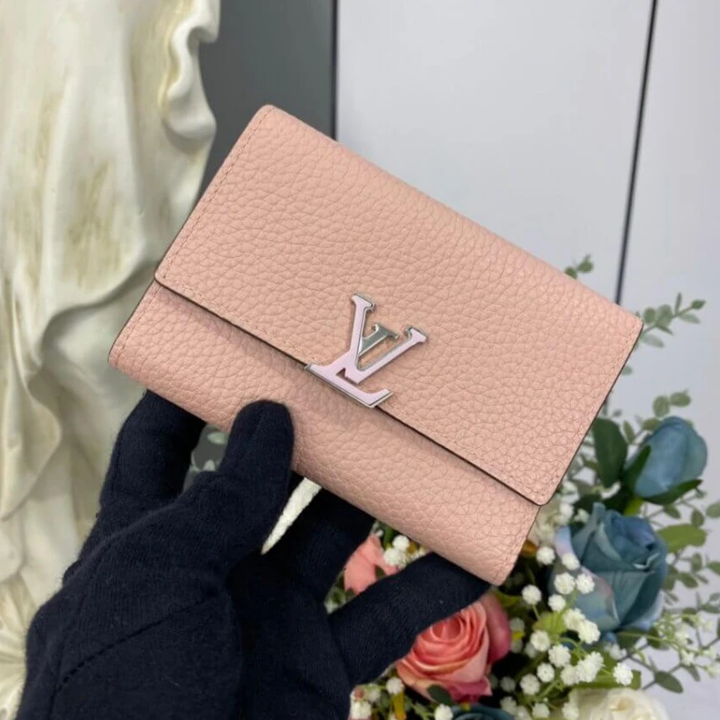 Mythick ru Cowhidele Louis Vuitton Capucines Compact Wallet