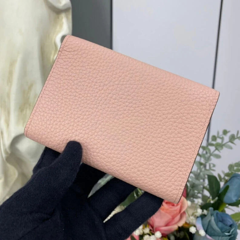 Mythick ru Cowhidele Louis Vuitton Capucines Compact Wallet