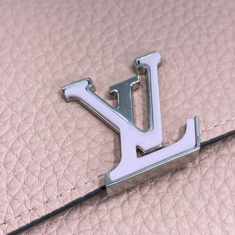 Mythick ru Cowhidele Louis Vuitton Capucines Compact Wallet