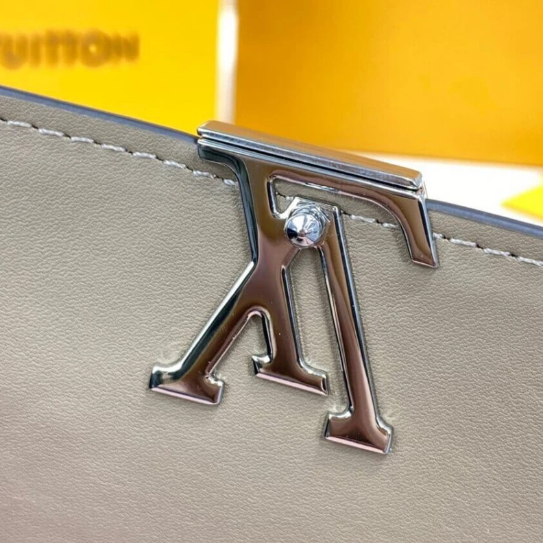 Mythick ru Cowhidele Louis Vuitton Capucines Compact Wallet