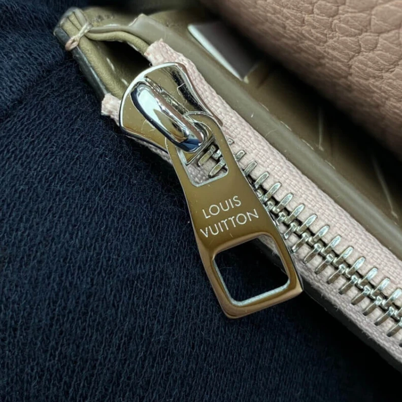 Mythick ru Cowhidele Louis Vuitton Capucines Compact Wallet