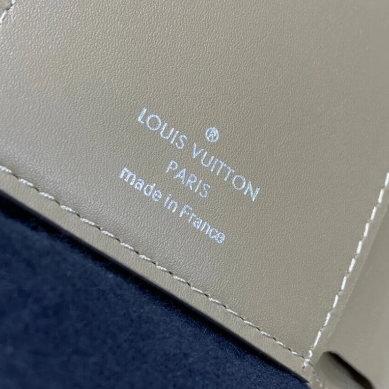 Mythick ru Cowhidele Louis Vuitton Capucines Compact Wallet