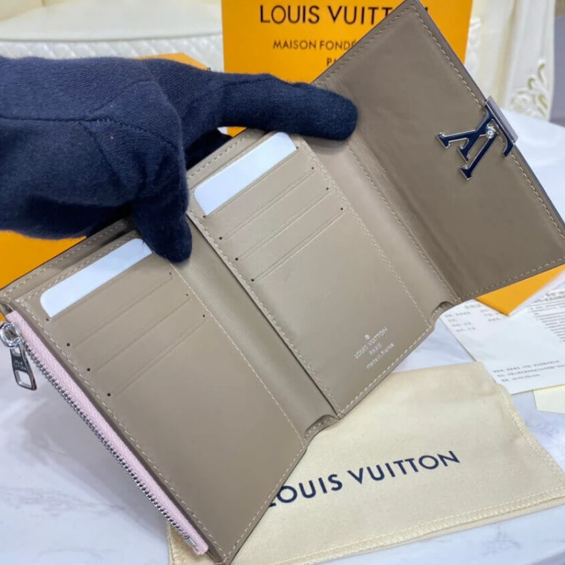 Mythick ru Cowhidele Louis Vuitton Capucines Compact Wallet