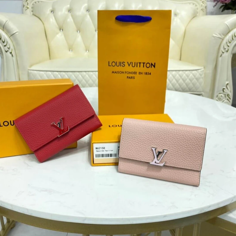 Mythick ru Cowhidele Louis Vuitton Capucines Compact Wallet