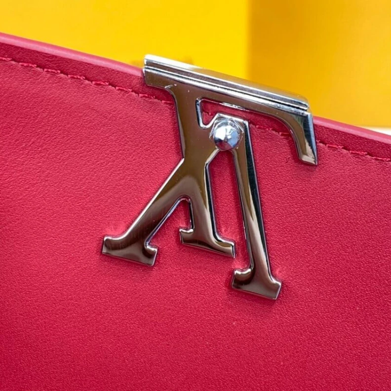 Replica bags Cowhidele Louis Vuitton Capucines Compact Wallet