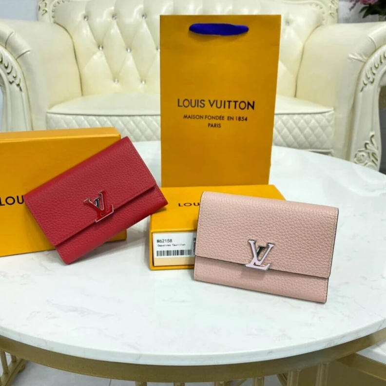 Replica bags Cowhidele Louis Vuitton Capucines Compact Wallet