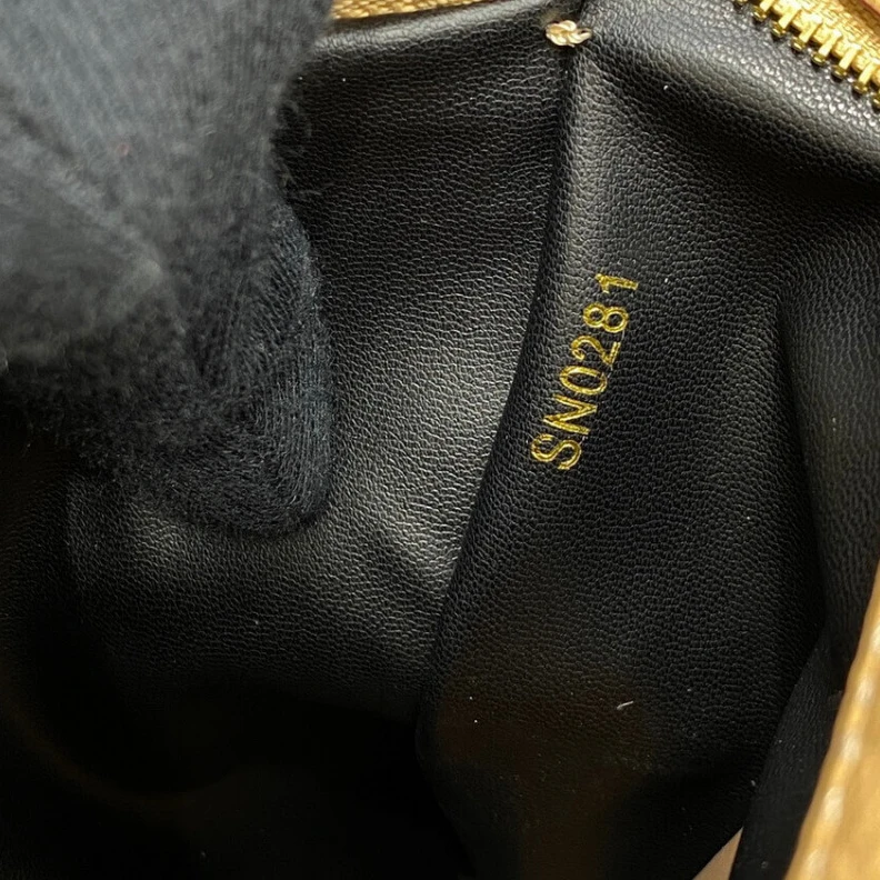 Replica bags Louis Vuitton Capucines MM Black Arizona Beige