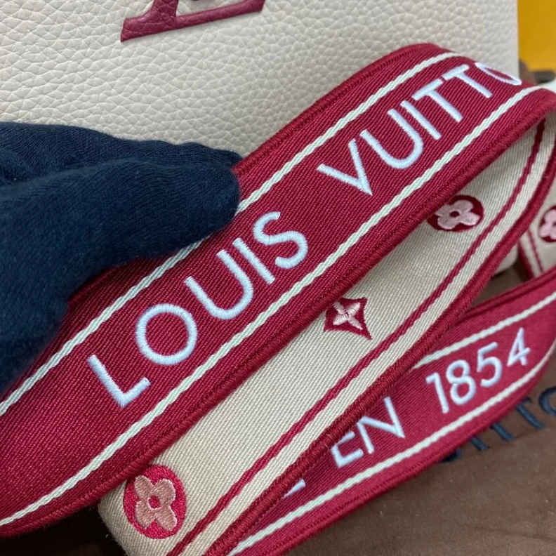 Mythick ru Louis Vuitton Capucines MM Eggshell Lie de Vin Red