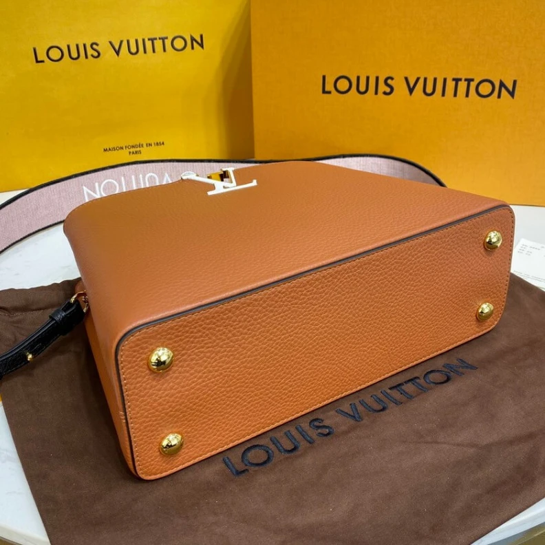 Mythick.ru Taurillon Louis Vuitton Capucines MM Gold Noir