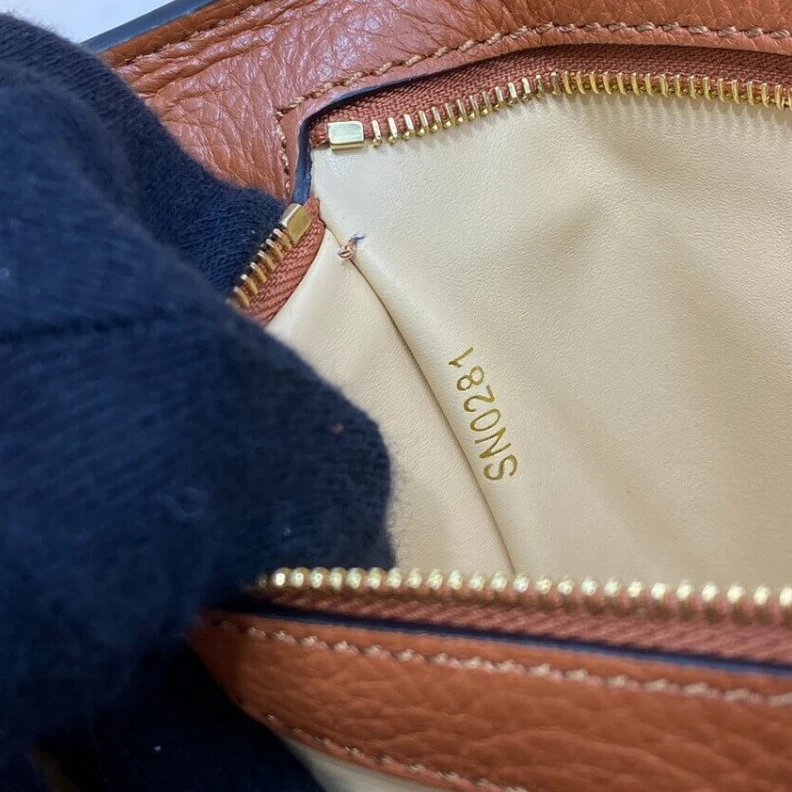 Mythick.ru Taurillon Louis Vuitton Capucines MM Gold Noir