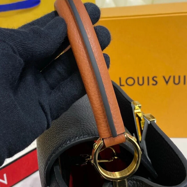 Mythick Cowhide l Louis Vuitton Capucines MM Noir Rouge