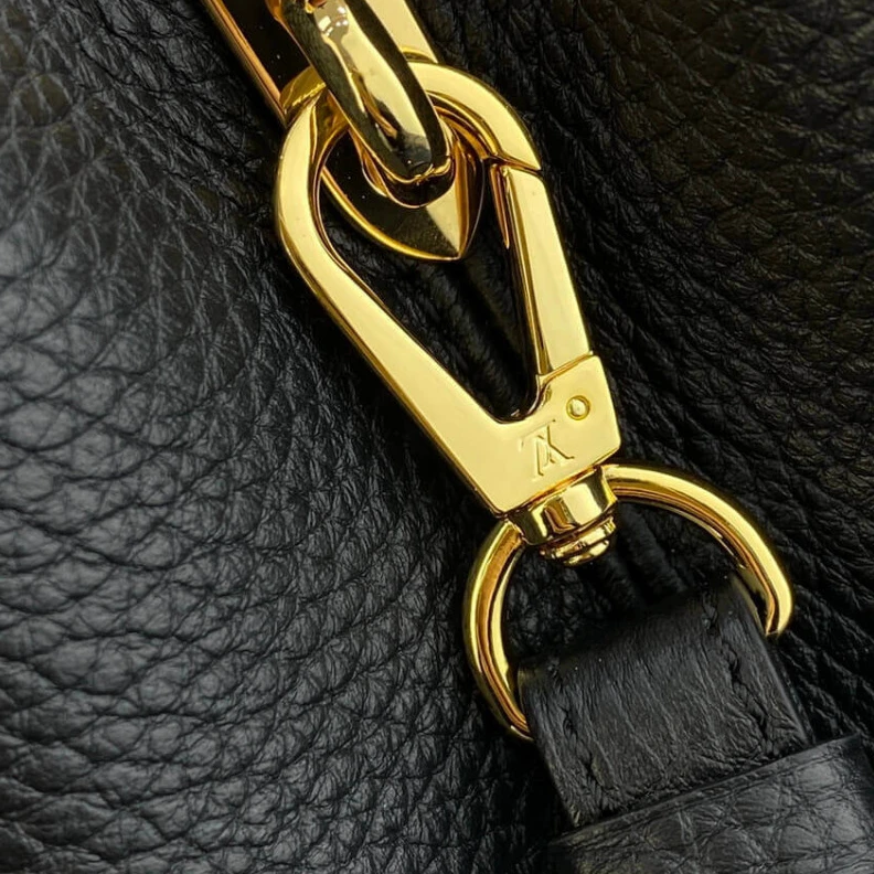 Mythick Cowhide l Louis Vuitton Capucines MM Noir Rouge