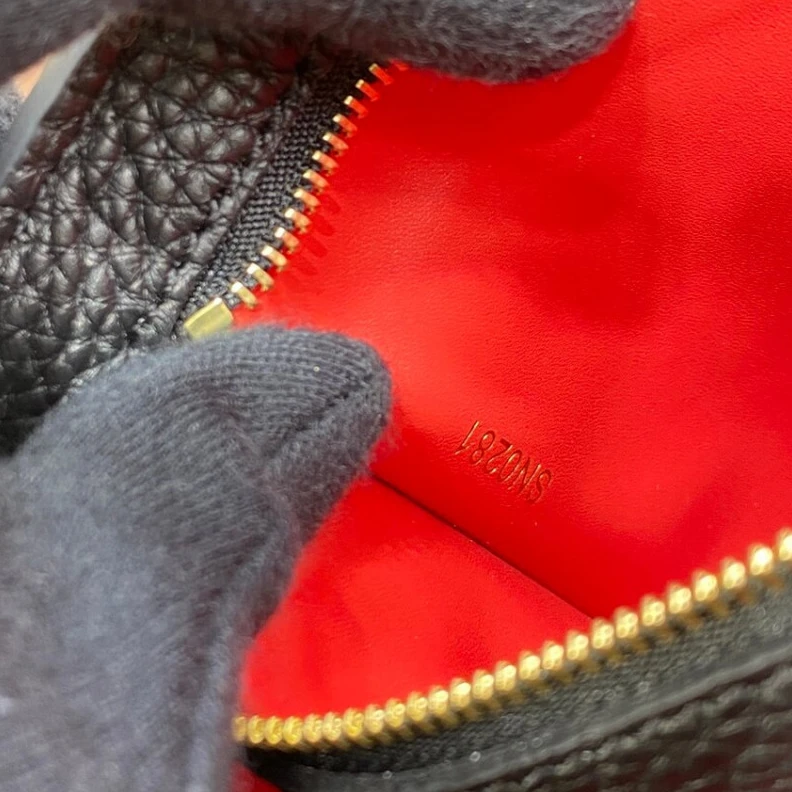 Mythick Cowhide l Louis Vuitton Capucines MM Noir Rouge