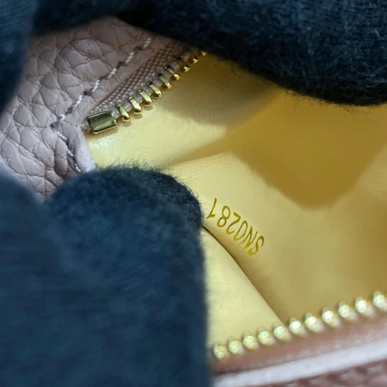 Replica bag Louis Vuitton Capucines MM Rose Beige