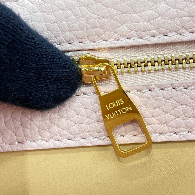 Replica bag Louis Vuitton Capucines MM Rose Beige